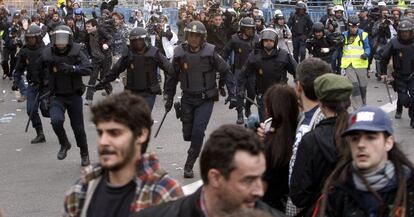 Los antidisturbios de la Policía Nacional cargan contra los manifestantes de la convocatoria 'Asedia el Congreso' en la plaza de Neptuno, Madrid.