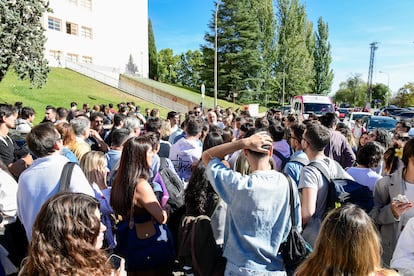 Aspirantes a las oposiciones de RTVE suspendidas el pasado 29 de septiembre por una filtración del examen, en las inmediaciones del campus madrileño de la Universidad Complutense en Somosaguas.