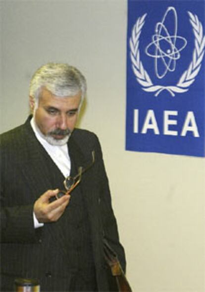 El representante iraní en la AIEA, Pirooz Hosseini, ayer tras una reunión de la organización en Viena.