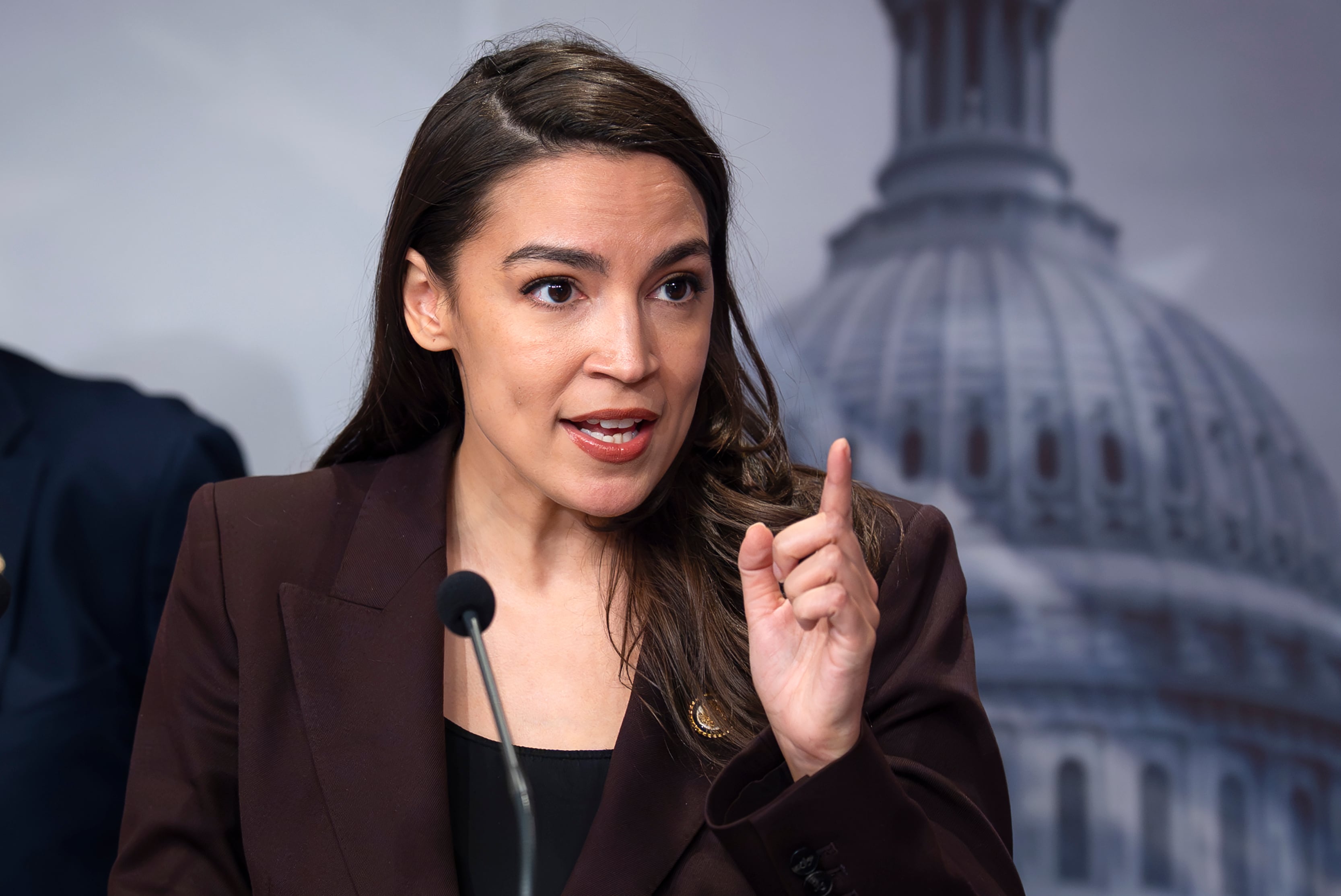 Ocasio-Cortez narra el proceso para congelar sus óvulos mientras se especula sobre su posible candidatura presidencial en 2028