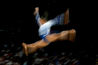 Simone Biles antes de la final de barra de equilibrio femenino en Bercy Arena. 