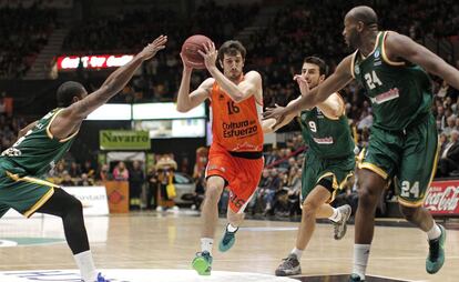 Guillem Vives entra a canasta contra el Limoges.