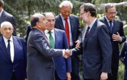 Botín saluda a Rajoy, en La Moncloa durante una reunión con el Consejo Empresarial para la Competitividad.