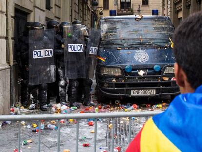 La policia es defensa del llançament d'objectes en una protesta per la sentència del procés el 2019.