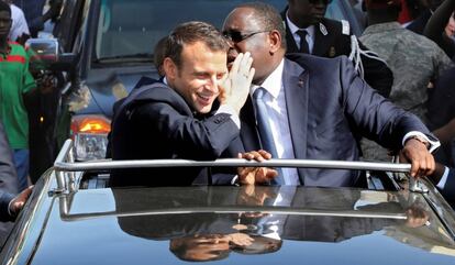 El presidente francés, Emmanuel Macron, junto al presidente senegalés, este sábado en Saint-Louis (Senegal).