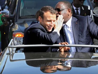 El presidente franc&eacute;s, Emmanuel Macron, junto al presidente senegal&eacute;s, este s&aacute;bado en Saint-Louis (Senegal).