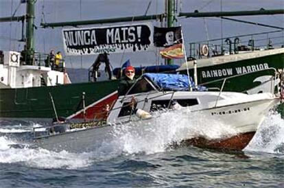 Numerosas embarcaciones recibieron al <b></b><i>Rainbow Warrior</i> en el puerto de A Coruña.