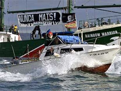 Numerosas embarcaciones recibieron al <b></b><i>Rainbow Warrior</i> en el puerto de A Coruña.
