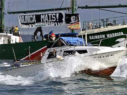 Numerosas embarcaciones recibieron al <b></b><i>Rainbow Warrior</i> en el puerto de A Coruña.