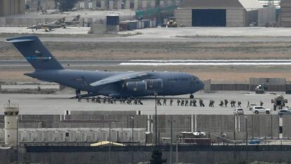 Soldados estadounidenses, embarcando en agosto en un avión de la Fuerza Aérea en el aeropuerto de Kabul.