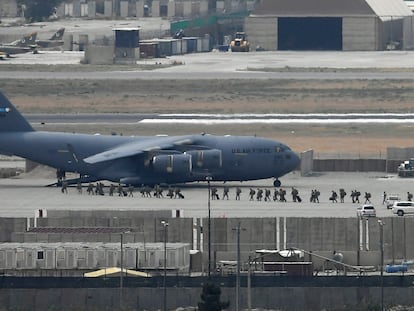 Soldados estadounidenses, embarcando en agosto en un avión de la Fuerza Aérea en el aeropuerto de Kabul.