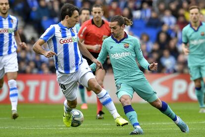 Griezmann junto a Oyarzabal, durante el partido.  