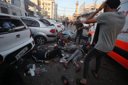 Cadáveres en plena calle, tras un bombardeo israelí a pocos metros del hospital Al Shifa, el 3 de noviembre de 2023. 