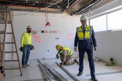 El presidente de la Junta de Andalucía, Juan Manuel Moreno Bonilla (a la derecha), durante la visita de las obras del Hospital Materno Infantil Macarena-Cartuja, el lunes.