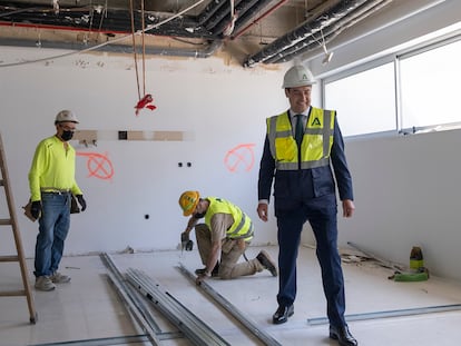 El presidente de la Junta de Andalucía, Juan Manuel Moreno Bonilla (a la derecha), durante la visita de las obras del Hospital Materno Infantil Macarena-Cartuja, el lunes.