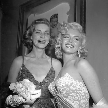 Lauren Bacall y Marilyn Monroe, en el estreno de la película 'Cómo casarse con un millonario', en Los Ángeles (California), en 1953.