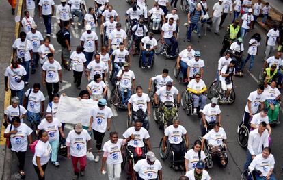 Miembros de la organización Héroes de la patria celebran el acuerdo de paz.