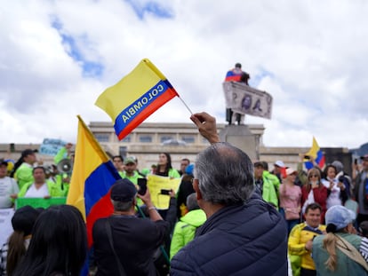 Un hombre ondea una bandera colombiana durante la manifestación de este miércoles en contra del Gobierno de Gustavo Petro, en Bogotá.