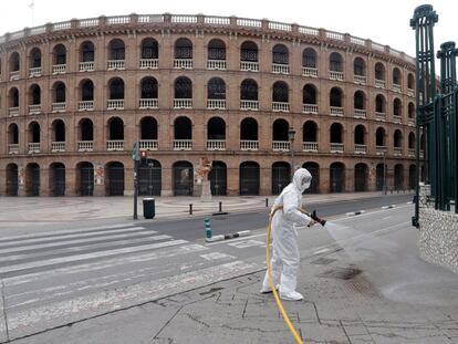 Miembros de la Unidad Militar de Emergencias (UME), en trabajos de desinfección cerca de la plaza de toros de Valencia, en marzo del pasado año.