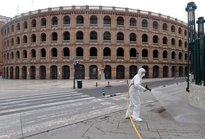 Miembros de la Unidad Militar de Emergencias (UME), en trabajos de desinfección cerca de la plaza de toros de Valencia, en marzo del pasado año.