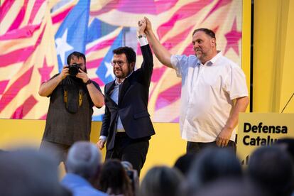 Pere Aragonès (a la izquierda) y Oriol Junqueras, en un acto electoral en Barcelona, el 21 de julio.