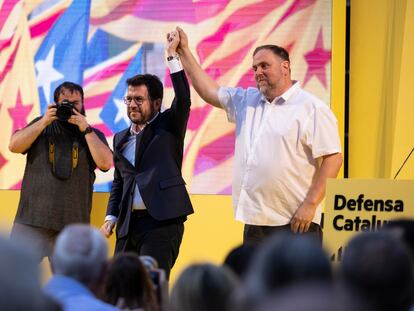 Pere Aragonès (a la izquierda) y Oriol Junqueras, en un acto electoral en Barcelona, el 21 de julio.