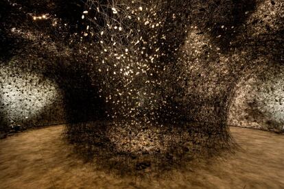 Aspecte de la proposta de la japonesa Chiharu Shiota a la seu de PLANTA.