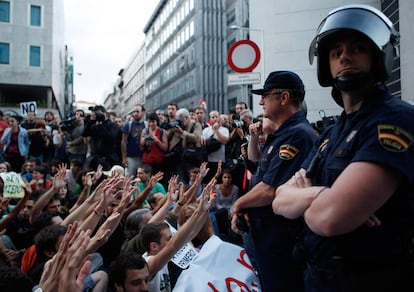 Manifestantes y policías, frente al Congreso