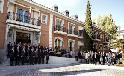 La vicepresidenta del Gobierno, Soraya Sáenz de Santamaría ha presidido a las puertas del Palacio de la Moncloa un minuto de silencio en memoria de las víctimas de los atentados del viernes en París, que se ha seguido en las sedes gubernamentales, el Parlamento, todos los organismos oficiales y los centros de trabajo. A Moncloa han acudido los embajadores en España del Reino Unido, Argelia, Rumanía, Bélgica y México, así como los ministros consejeros de las embajadas de Francia, Estados Unidos, Marruecos, Suecia y Dinamarca.