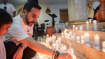 Abelardo de La Espriella coloca veladoras en una iglesia, en marzo de 2026.