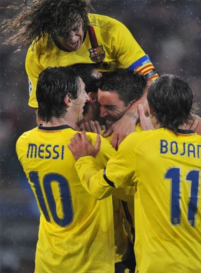 Puyol, Messi y Bojan abrazan a Busquets tras el segundo gol del Barcelona.