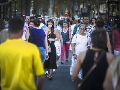 <b>FOTOGALERIA</b>. Els zombies del telèfon mòbil envaeixen Barcelona.