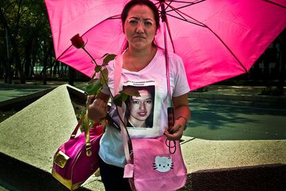 La hermana de Mónica, en la manifestación del día de la madre en México DF. Familiares de mujeres desaparecidas llegadas de todas partes del país se concentraron en la ciudad para protestar por la impunidad reinante en el país en el tema de las personas desaparecidas.
