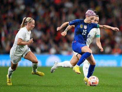 Megan Rapinoe, de EE UU, conduce el balón entre Lucy Bronze y Beth Mead, de Inglaterra, en un amistoso el año pasado.