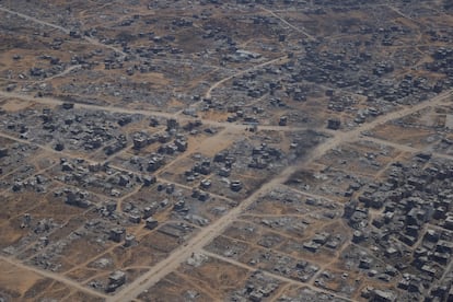 Vista de la destrucción este miércoles en la Franja de Gaza desde un avión de reparto de suministros humanitarios de la Fuerza Aérea Alemana.
