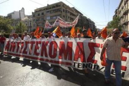 Griegos se manifiestan frente al Parlamento durante una jornada de 24 horas de huelga general. EFE/Archivo