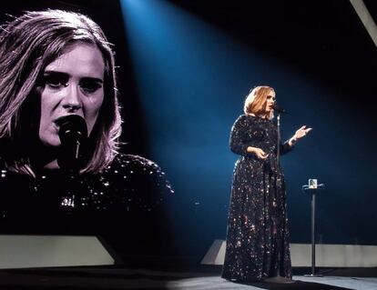 Adele, en un concierto en Belfast (Irlanda) en febrero de 2016.