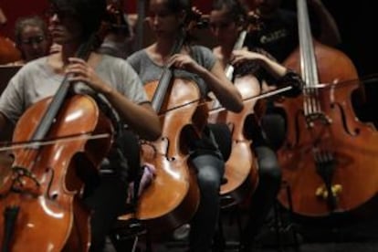 Instrumentos de cuerda, instantes antes del concierto.