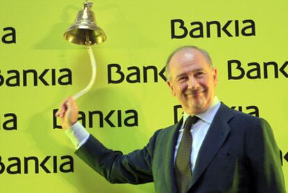 Rodrigo Rato toca la campana el día de la salida a Bolsa de Bankia, el pasado 20 de julio.