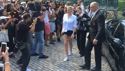 La modelo y actriz Lara Stone llega al centro de arte Kunsthal, en Róterdam.