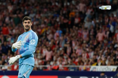 Thibaut Courtois retira una botella lanzada desde la grada.