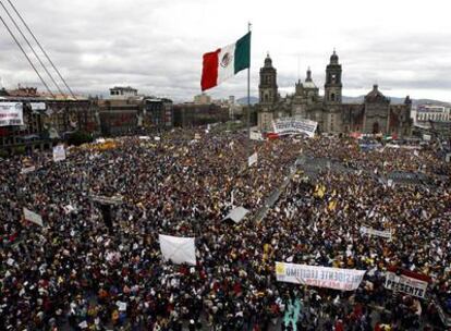 Cientos de miles de partidarios de López Obrador asisten a su proclamación como <i>presidente</i> en la plaza del Zócalo, en Ciudad de México.