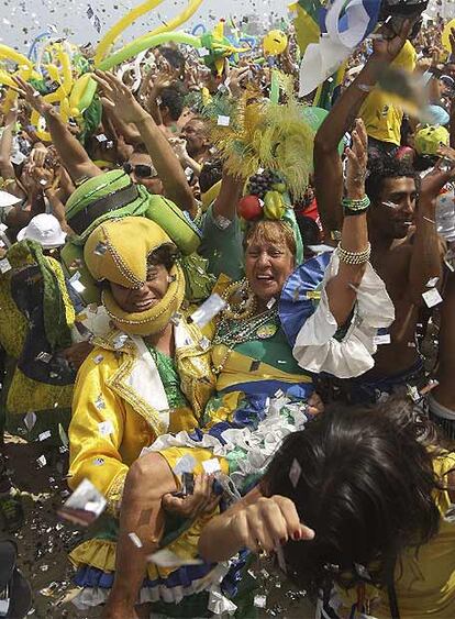 Miles de personas se han agolpado en la playa de Copacabana para festejar el triunfo de Rio 2016