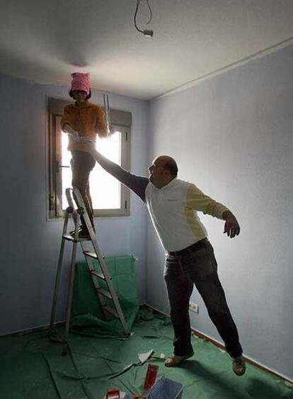 Ana Vivar pinta la habitación de su nueva casa con su hermano Carlos.
