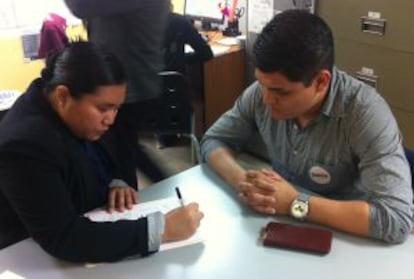 Alejandro Núñez escucha las explicaciones de una trabajadora social sobre el programa DACA el miércoles en Los Ángeles.