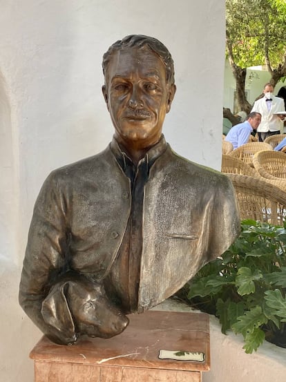 Busto de Alfonso de Hohenlohe en el Marbella Club. J.C. CAPEL