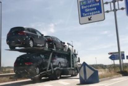 Un camión transporta varios automóviles