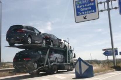 Un cami&oacute;n transporta varios autom&oacute;viles