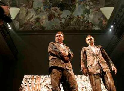 Barceló (izquierda), y el coreógrafo francés Josef Nadj, bajo los remozados frescos de Luca Giordano.
