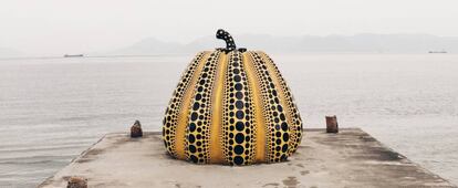 La escultura más fotografiada de la isla, la calabaza gigante de la artista Yayoi Kusama en el Benesse House.